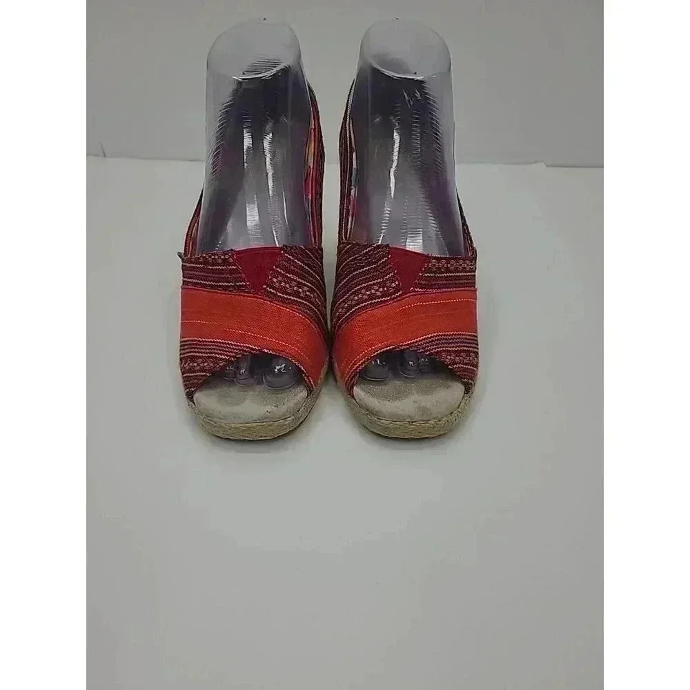 Toms details gently